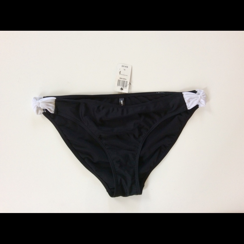 Classic black bikini top swimwear - Picture 2 of 7